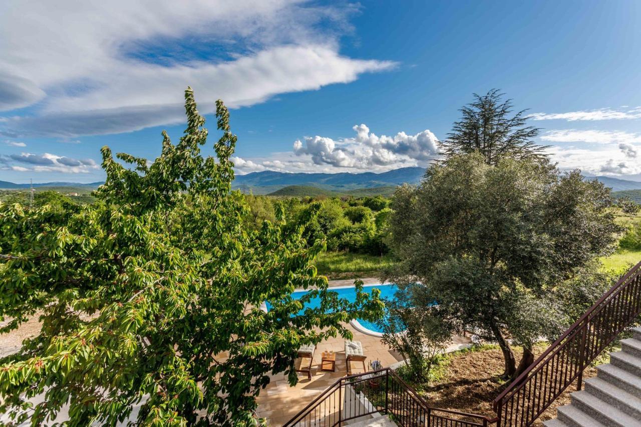 Casa Di Oliva-House With Heated Pool & Jacuzzi In Trilj, Croatia Villa Luaran gambar