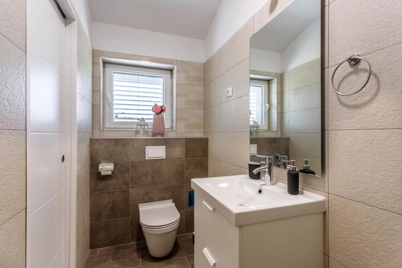 Casa Di Oliva-House With Heated Pool & Jacuzzi In Trilj, Croatia Villa Luaran gambar