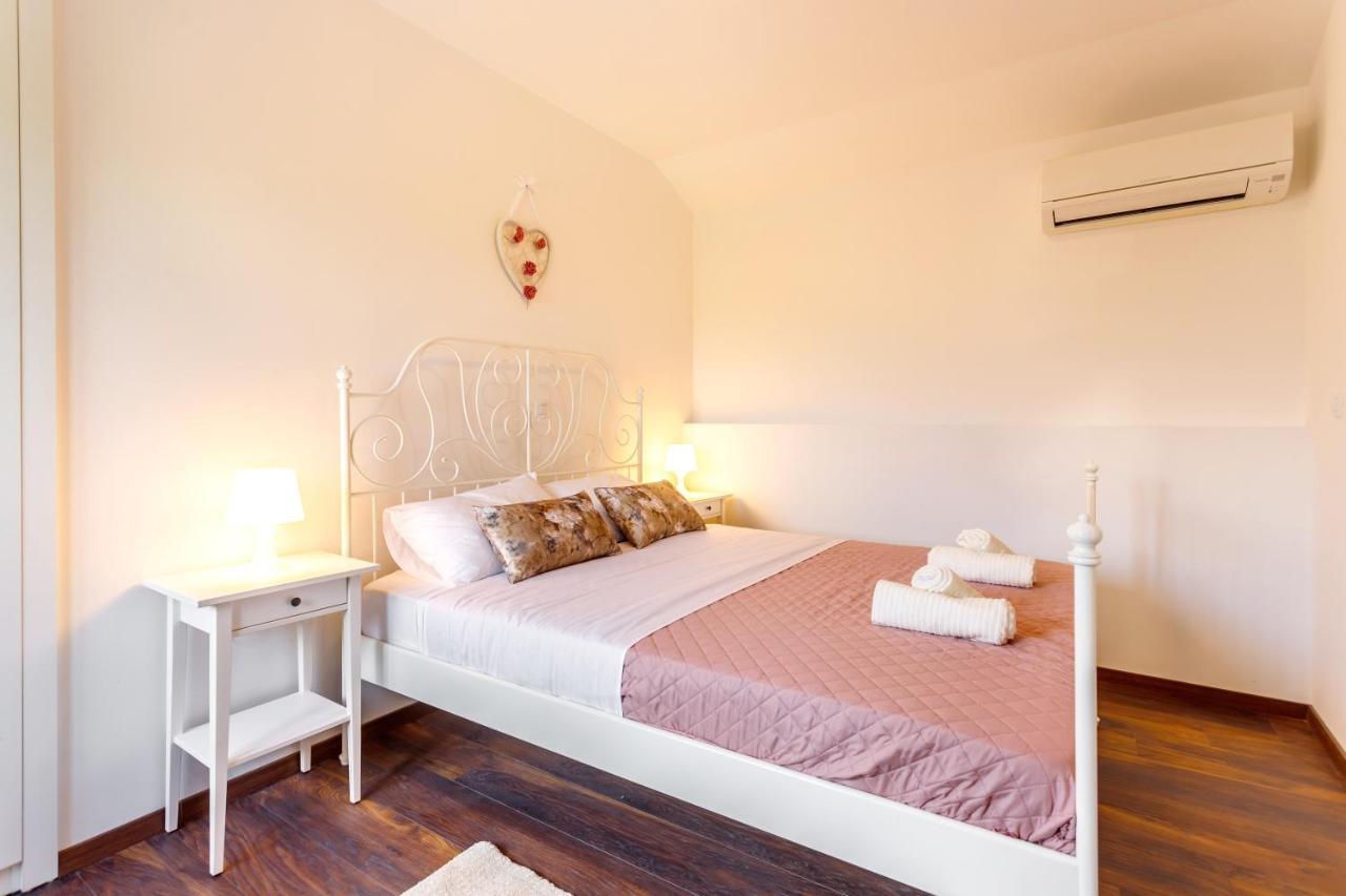 Casa Di Oliva-House With Heated Pool & Jacuzzi In Trilj, Croatia Villa Luaran gambar