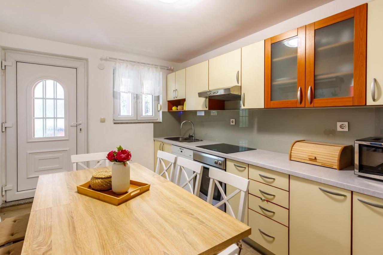 Casa Di Oliva-House With Heated Pool & Jacuzzi In Trilj, Croatia Villa Luaran gambar