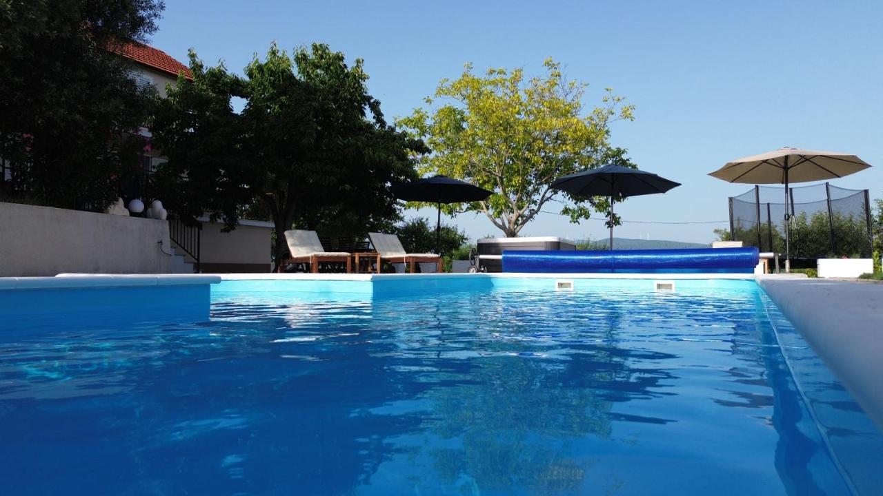 Casa Di Oliva-House With Heated Pool & Jacuzzi In Trilj, Croatia Villa Luaran gambar